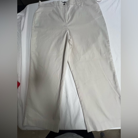 HAGGAR WOMEN’s CAPRI’S SIZE 14.  CREAM COLOR. WRINKLE FREE STRETCH. - Picture 7 of 8